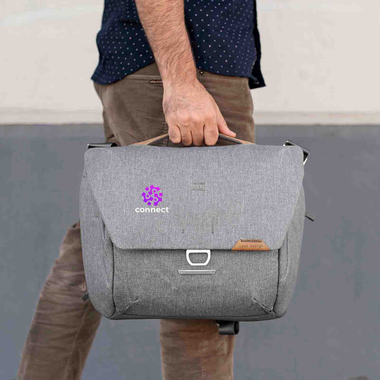 Nombre del fichero: PD-Everyday-Messenger-13L-Ash-5.jpg
Dimensiones: 1600 x 1600 píxeles
Tamaño del fichero: 69.44 KB