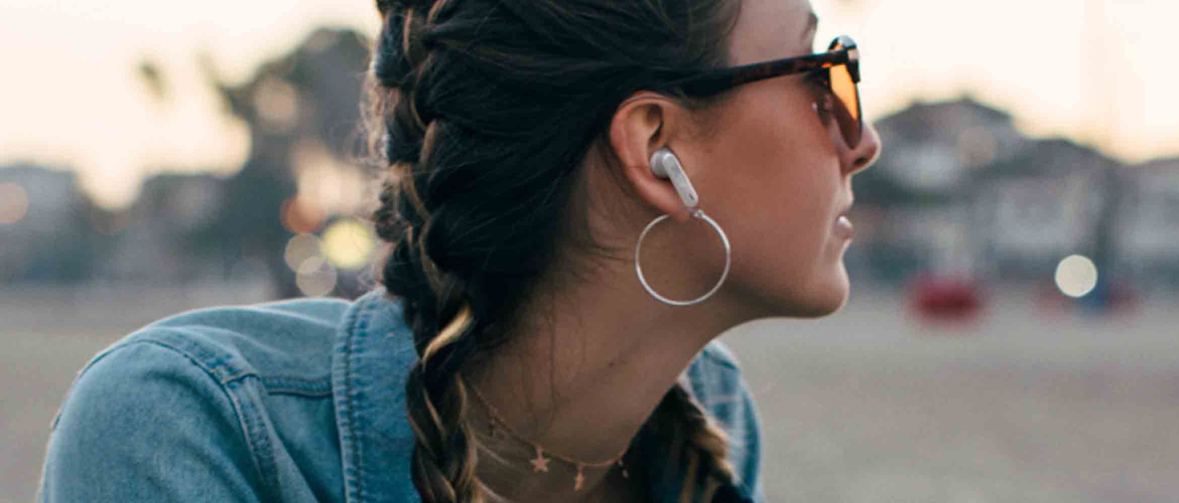 Auriculares intraaurales

Los auriculares intraaurales se conectan a tu teléfono mediante bluetooth. Se cargan automáticamente en su caja de carga, paar que puedas esuchar tu música favorita o podcast durante horas.