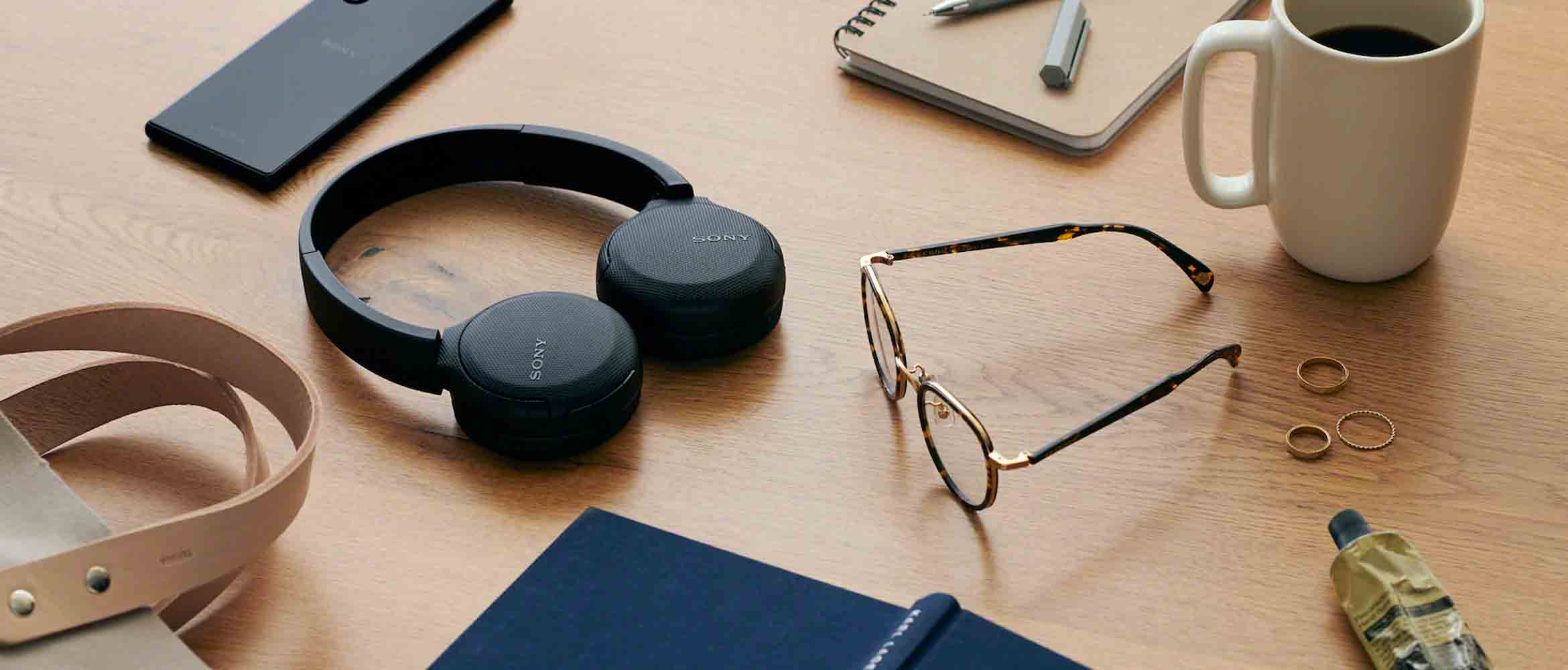 Auriculares supraaurales

Los auriculares supraaurales, descansa directamente sobre la oreja, pero lo hacen con una parte mullida. Ls orejas no están completamente aisladas, por lo que el sonido ambiente todavía se puede oir ligeramente.