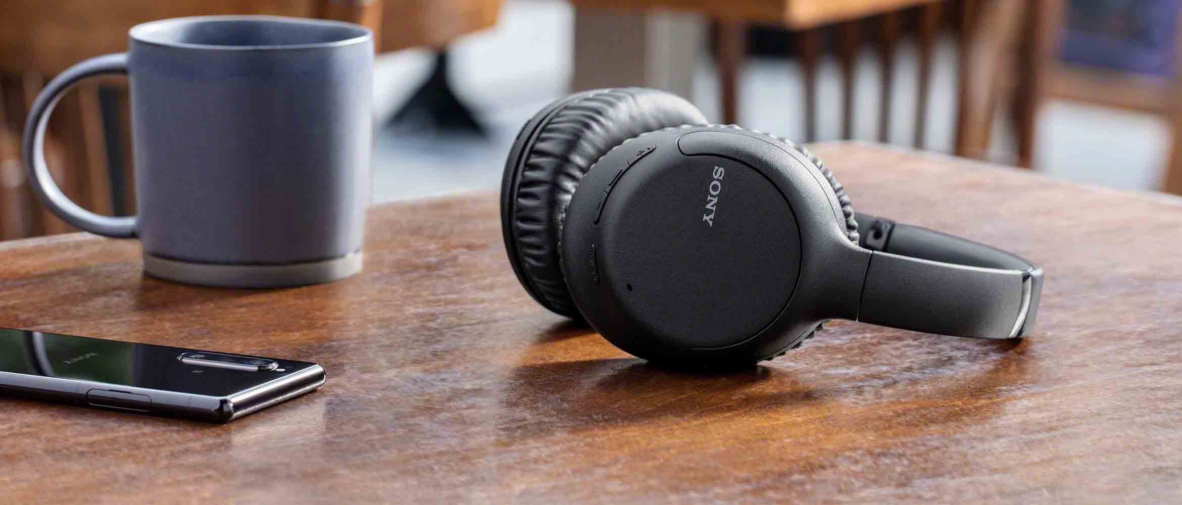 Auriculares circumaurales

Desconéctate completamente del mundo con los auriculares circumaurales. Este tipo de auricular queda completamente por encima de la oreja protegiéndola de cualquier ruido exterior. Los mejores auriculares para disfrutar de tu música sin interrupciones.