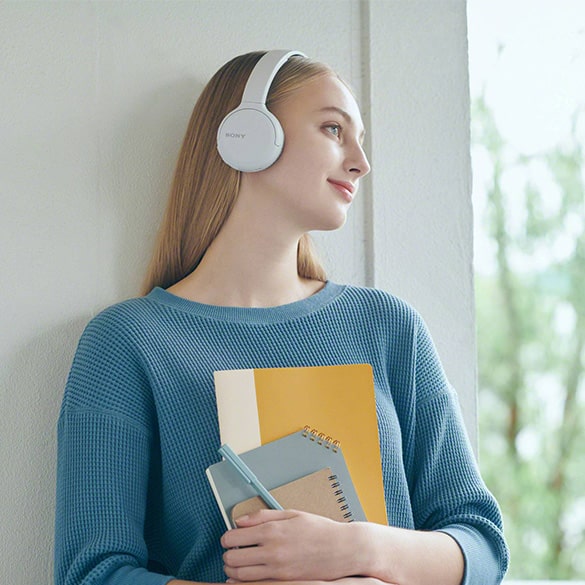 Auriculares supraaurales

Los auriculares supraaurales, descansa directamente sobre la oreja, pero lo hacen con una parte mullida. Ls orejas no están completamente aisladas, por lo que el sonido ambiente todavía se puede oir ligeramente.