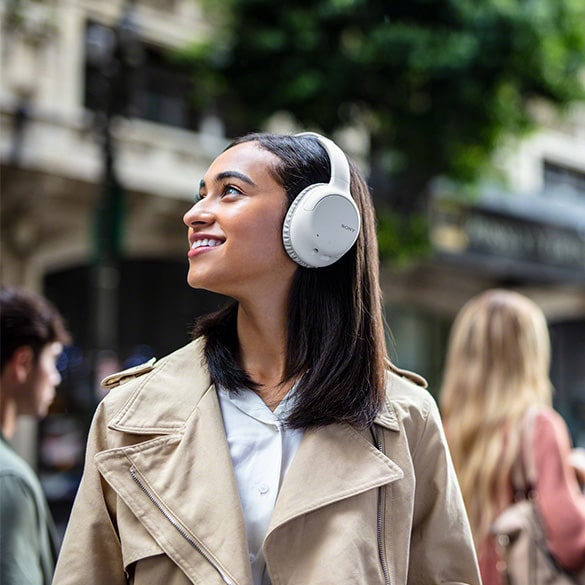 Auriculares circumaurales

Desconéctate completamente del mundo con los auriculares circumaurales. Este tipo de auricular queda completamente por encima de la oreja protegiéndola de cualquier ruido exterior. Los mejores auriculares para disfrutar de tu música sin interrupciones.